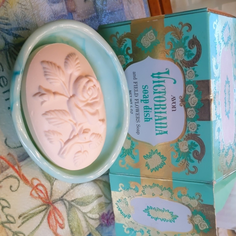 Avon Victoriana Soap Dish with Original Soap